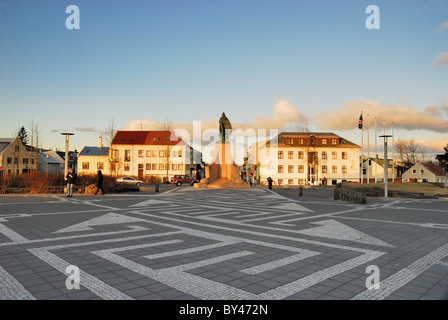 Vue de la statue de Leif Eriksson et la place en face de l'Islande, à Reykjavik Hallgrimskirkja Banque D'Images