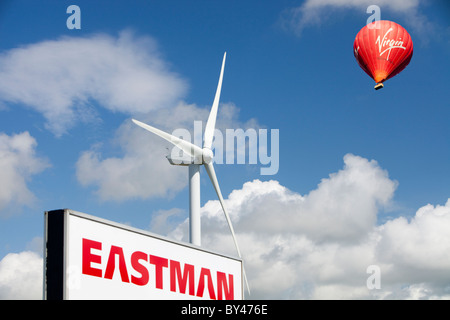 Une éolienne de 2 MW, la production d'électricité renouvelable dans les motifs de l'Eastman factory à la périphérie de Workington. Banque D'Images