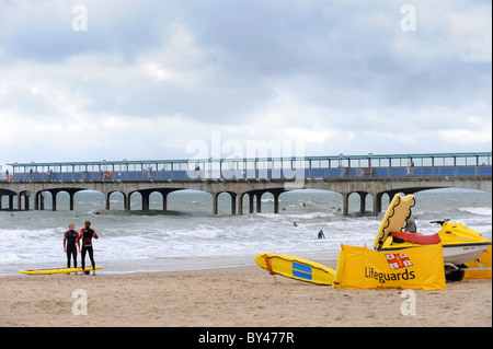 Des sauveteurs à Boscombe Bournemouth près d'un récif artificiel où surf a été créé UK Banque D'Images