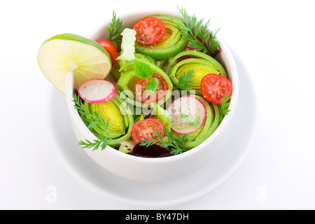 Printemps frais dans un bol à salade avec vinaigrette vinaigre Banque D'Images