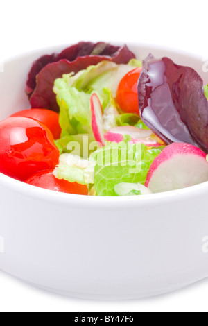 Printemps frais dans un bol à salade avec vinaigrette vinaigre Banque D'Images