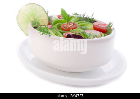 Printemps frais dans un bol à salade avec vinaigrette vinaigre Banque D'Images