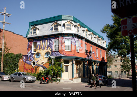Maison décorée de graffitis peinture murale sur l'avenue Duluth, Montréal Banque D'Images