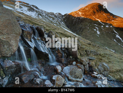 Browney Gill cascade et la première lumière sur Grand Knott près de Crinkle Crags dans le Lake District Banque D'Images