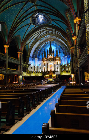 Autel principal de la basilique notre-Dame intérieur Montréal // MONTRÉAL, Canada — intérieur et autel principal de la basilique notre-Dame au cœur du Vieux-Montréal. Avec l'extérieur modelé vaguement sur la célèbre notre Dame de Paris, lorsque la deuxième tour a été achevée dans les années 1840, la basilique était la plus grande église d'Amérique du Nord. Il dispose d'un éclairage intérieur spectaculaire et d'une décoration exceptionnellement ornée partout avec un orgue composé de 9000 tuyaux. Banque D'Images