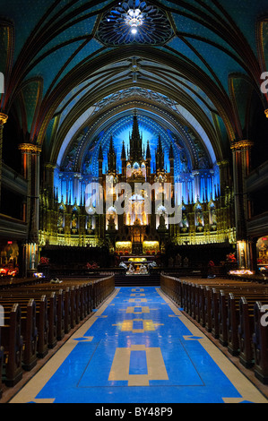 Autel principal de la basilique notre-Dame intérieur Montréal Canada // MONTRÉAL (Québec) — autel principal et intérieur de la basilique notre-Dame au cœur du Vieux-Montréal. Avec l'extérieur modelé vaguement sur la célèbre notre Dame de Paris, lorsque la deuxième tour a été achevée dans les années 1840, la basilique était la plus grande église d'Amérique du Nord. Il dispose d'un éclairage intérieur spectaculaire et d'une décoration exceptionnellement ornée partout avec un orgue composé de 9000 tuyaux. Banque D'Images