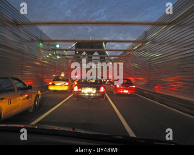 La conduite sur le pont de Brooklyn de nuit