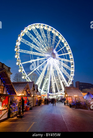 La grande roue et du marché de Noël victorien de Chester, Parc du Château, Chester, Cheshire, Angleterre, RU Banque D'Images