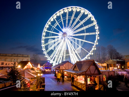 La grande roue et du marché de Noël victorien de Chester, Parc du Château, Chester, Cheshire, Angleterre, RU Banque D'Images