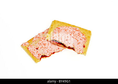 Cherry pop-tartelettes dépoli cassé en deux avec garniture aux cerises sur fond blanc, découpe. Banque D'Images