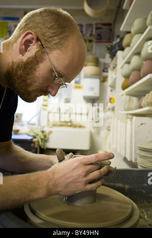 Potter le travail de l'argile dans Parc Glynllifon, Bangor, au nord ouest du pays de Galles. Banque D'Images