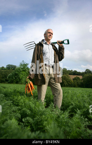 PATRICK HOLDEN, DIRECTEUR DE LA SOIL ASSOCIATION, SUR SA FERME BIO À LLANGYBI, ouest du pays de Galles. En photo avec ses carottes biologiques Banque D'Images