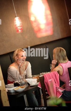 Les clients bénéficiant d'un repas au restaurant indien MOKSH, Cardiff. Banque D'Images