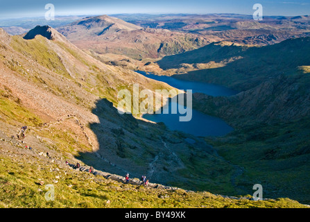 Vue du sommet du Snowdon Llyn Llydaw, Glaslyn, et les promeneurs sur la Piste Piste Pyg et mineurs, Mont Snowdon, Galles Banque D'Images