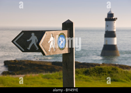 Isle of Anglesey Coastal Path Sign & Penmon phare, Penmon Point, Anglesey, au nord du Pays de Galles, Royaume-Uni Banque D'Images