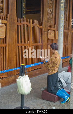 La lecture de son script adorateur du sanctuaire d'Nanputua Temple à Xiamen Banque D'Images