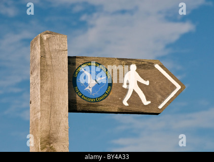 Isle of Anglesey Coastal Path Signpost, Anglesey, Pays de Galles, Royaume-Uni Banque D'Images