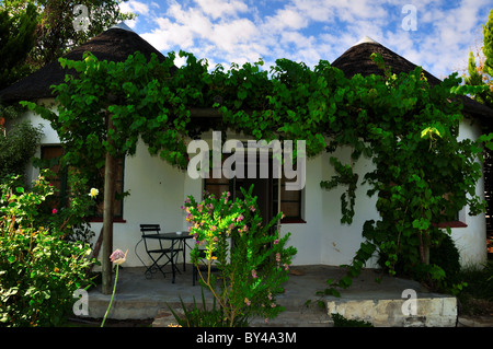 African style guest house et jardin fleuri. Prince Albert, Afrique du Sud. Banque D'Images