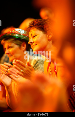 Se félicitant de l'auditoire au Welsh Proms, St David's Hall, Cardiff. Banque D'Images