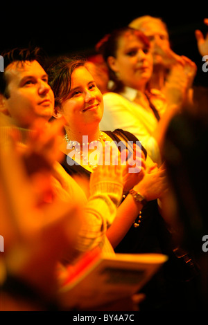 Se félicitant de l'auditoire au Welsh Proms, St David's Hall, Cardiff. Banque D'Images