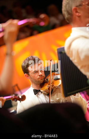 L'exécution de violoniste au Welsh Proms, St David's Hall, Cardiff. Banque D'Images