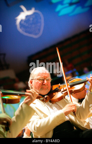 L'exécution de violoniste au Welsh Proms, St David's Hall, Cardiff. Banque D'Images