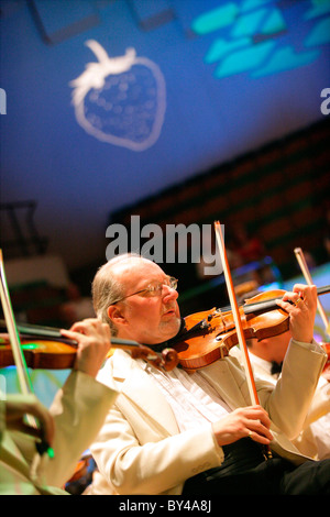 L'exécution de violoniste au Welsh Proms, St David's Hall, Cardiff. Banque D'Images