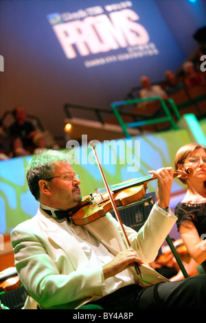 L'exécution de violoniste au Welsh Proms, St David's Hall, Cardiff. Banque D'Images