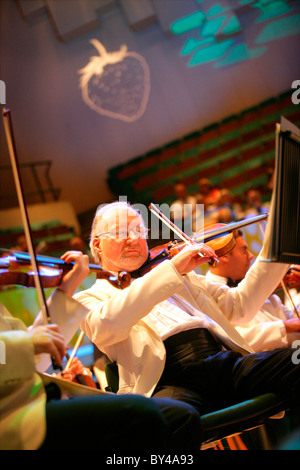 L'exécution de violoniste au Welsh Proms, St David's Hall, Cardiff. Banque D'Images