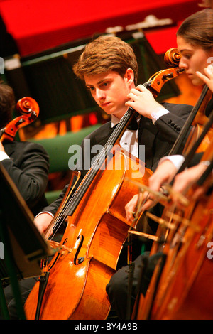 Le violoncelliste jouant au Welsh Proms, St David's Hall, Cardiff. Banque D'Images