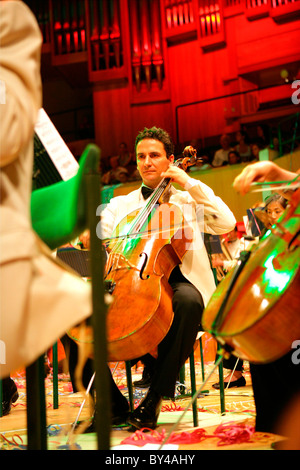 Le violoncelliste jouant au Welsh Proms, St David's Hall, Cardiff. Banque D'Images