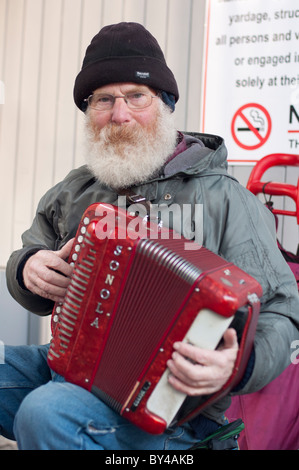 Un caractère local à la ville de Limerick sur le marché du lait, en République d'Irlande. Banque D'Images