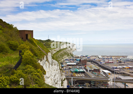 Le port de Douvres, vue de château de Douvres clifftops Banque D'Images