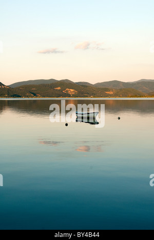 Le lac Lago di Massaciuccoli, à Torre del Lago Puccini près de Viareggio, Toscane, Italie Banque D'Images