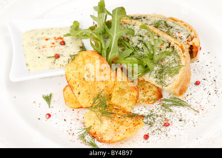 Tarte avec la sauce de poisson et les chips de pomme de terre Banque D'Images