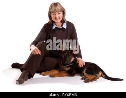 Une dame avec une vieille de treize semaines chiot berger allemand Banque D'Images