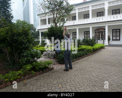 Man practicing Tai Chi, United Jour de Vietnam, Central Park, Ho Chi Minh, Vietnam Banque D'Images