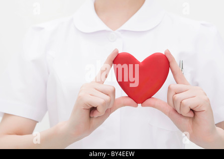 Close-up of nurse holding a heart Banque D'Images