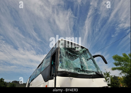 Bus détruit, brisé de verre pare-brise après un accident de voiture Banque D'Images