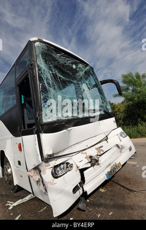 Bus détruit, brisé de verre pare-brise après un accident de voiture Banque D'Images