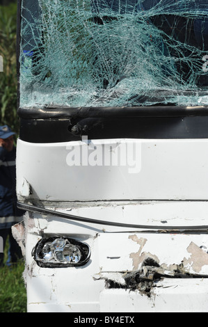 Bus détruit, brisé de verre pare-brise après un accident de voiture Banque D'Images
