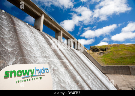 Gathega alimentant le barrage de l'eau pour pouvoir Guthega power station dans le cadre de l'hydro Snowy Mountains scheme Banque D'Images