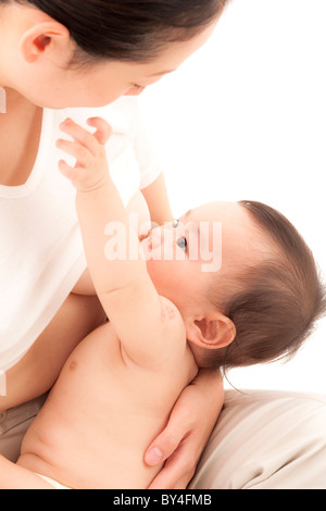 Baby Boy pour atteindre le visage de la mère Banque D'Images