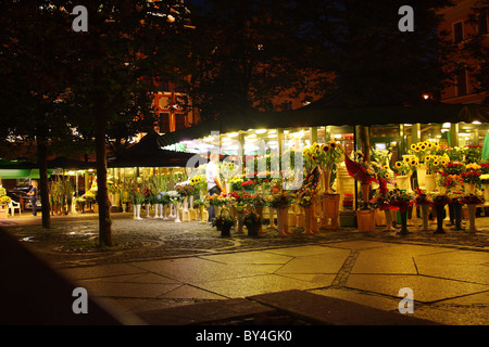 Un homme d'acheter des fleurs en fleur marché décrochage. Suele 'carré', Wroclaw, la Basse Silésie, Pologne. Banque D'Images