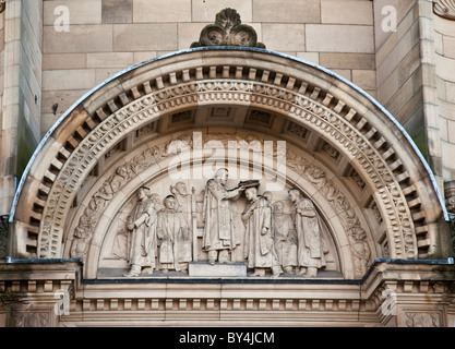 Stone relief montrant une cérémonie de remise des diplômes sur la porte principale de l'Université d'Édimbourg, l'hôtel de McEwan sortant de la salle. Banque D'Images