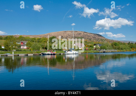 Yachts et bateaux sur Caledonian Canal à Banavie nr Fort William Ecosse Highland Banque D'Images