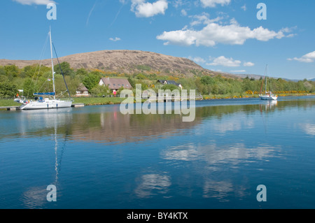 Yachts et bateaux sur Caledonian Canal à Banavie nr Fort William Ecosse Highland Banque D'Images