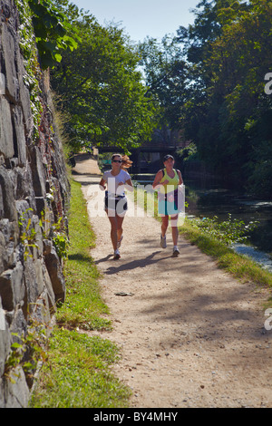 Deux femmes le jogging sur le chemin de halage du canal C&O à Georgetown, Washington, DC. Banque D'Images
