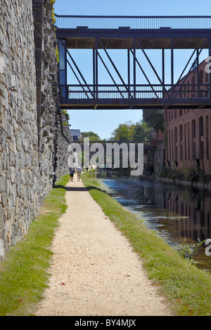 Les piétons se promener le long de la C&O Canal à Georgetown, Washington, DC. Banque D'Images