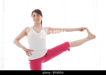 Femme mature debout sur une jambe Banque D'Images